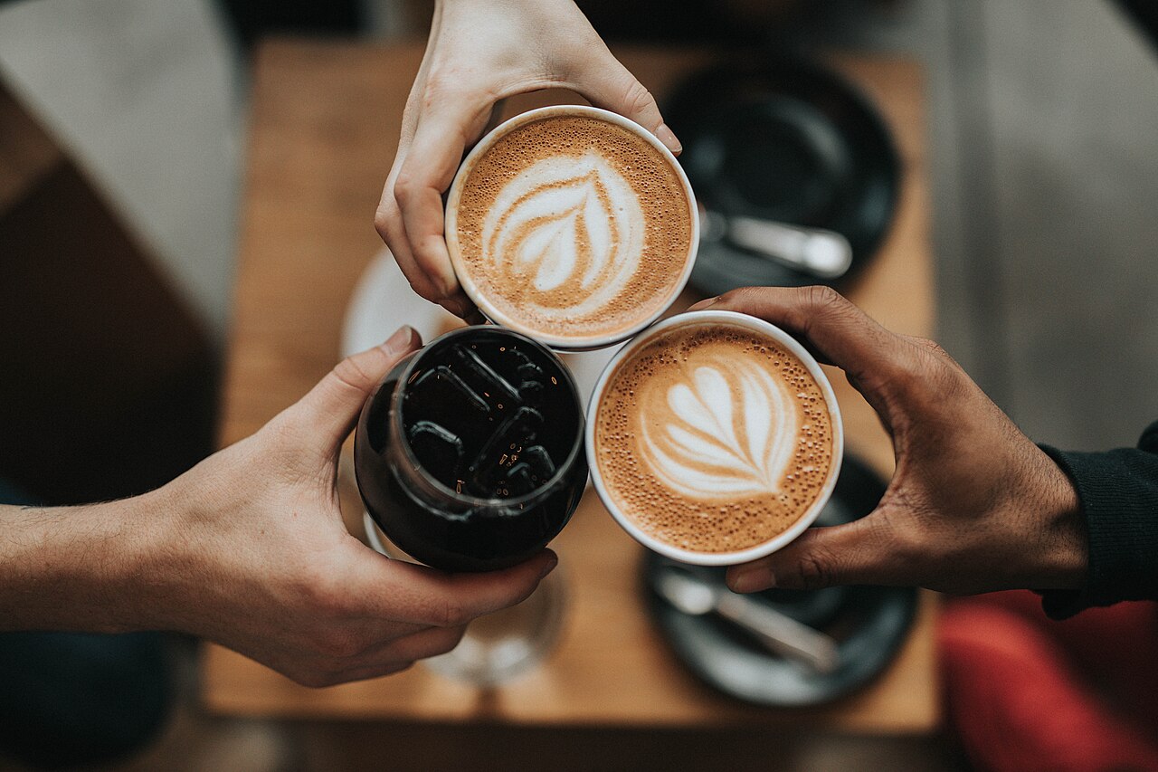Des invités trinquent avec les cafés du chariot