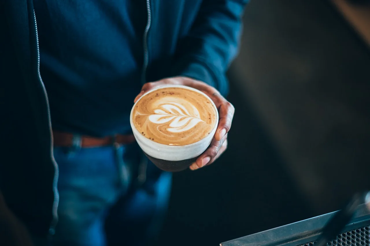 Des invités trinquent avec les cafés du chariot