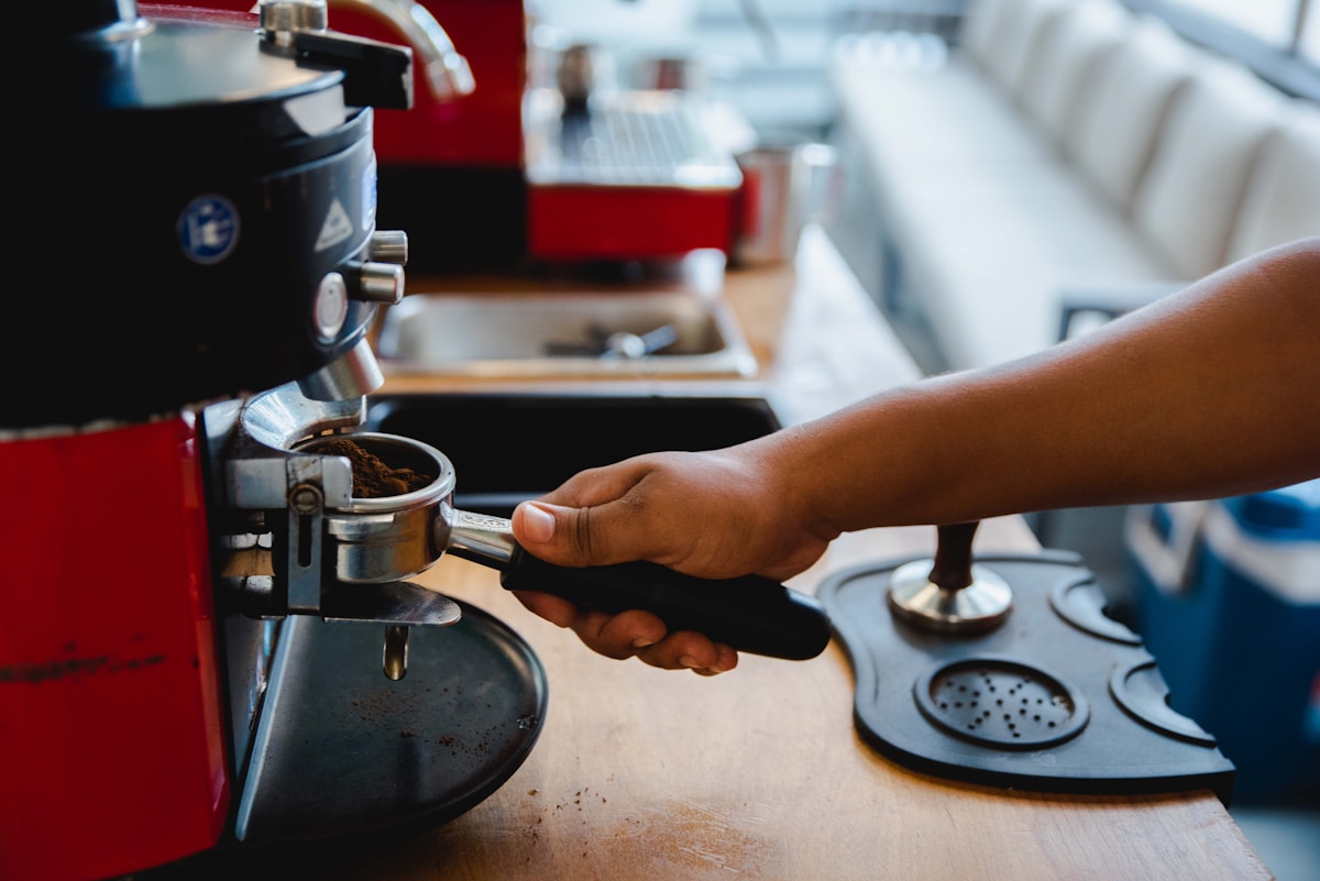 Barista préparant un espresso au chariot Gara Coffee