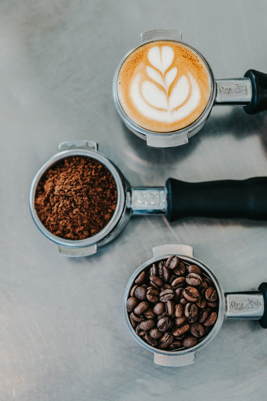 Porta-filtres avec latte art, café moulu et grains