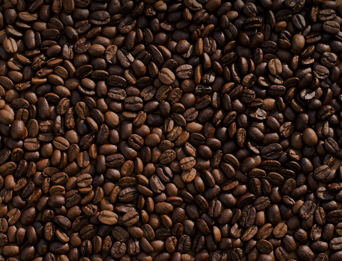 Gros plan sur des grains de café torréfiés