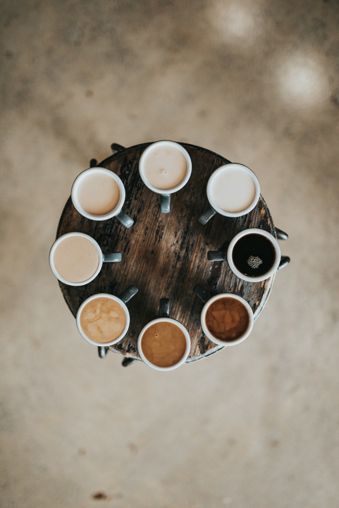 Tasses de café disposées sur un tabouret en bois