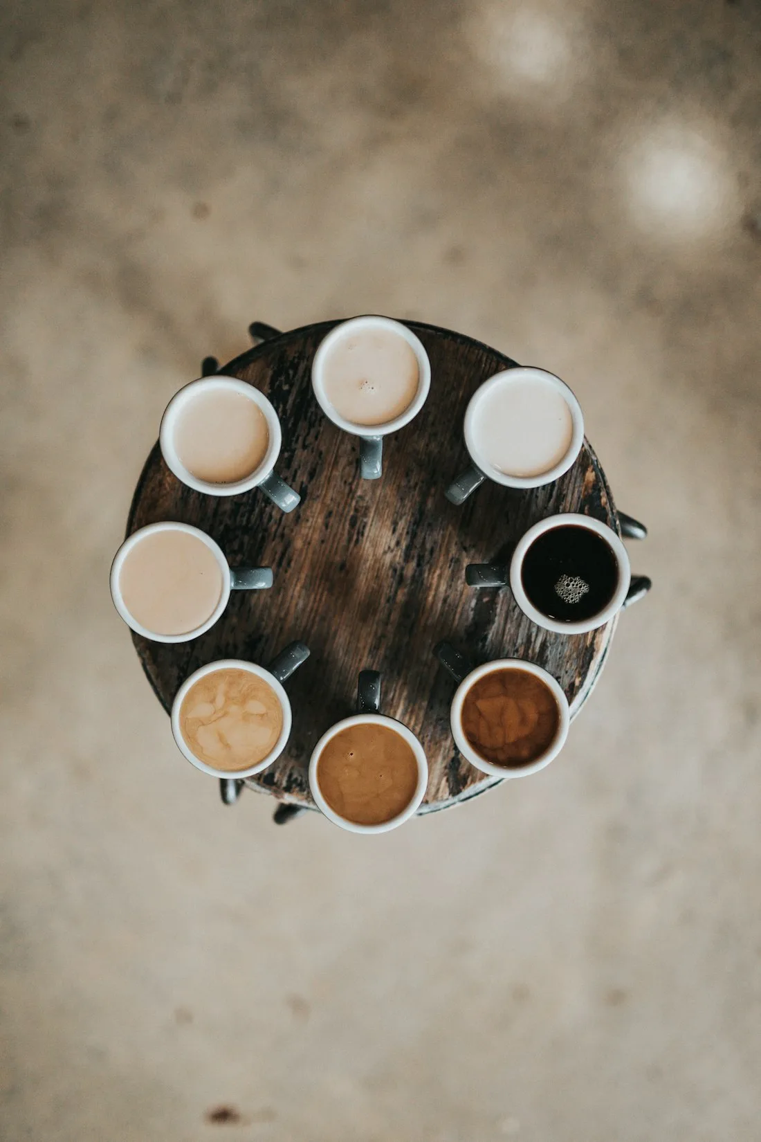 Tasses de café disposées sur un tabouret en bois