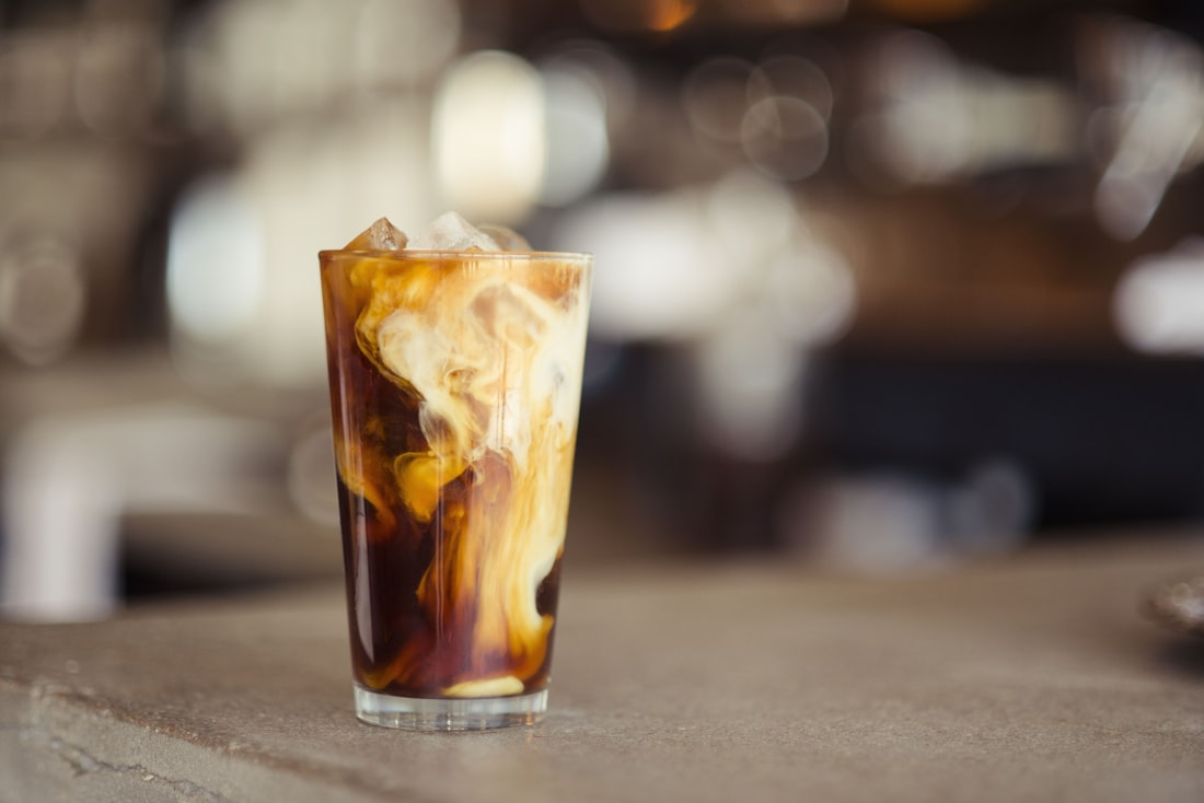 Latte frappé au lait tourbillonnant