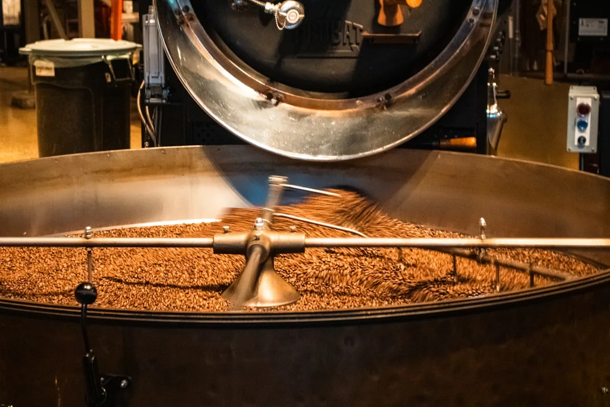 Grains fraîchement torréfiés dans le torréfacteur